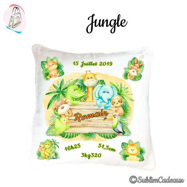 Coussin de naissance blanc imprimé d'animaux de la jungle aquarelle, girafe, éléphant, lion et singes autour d'une pancarte