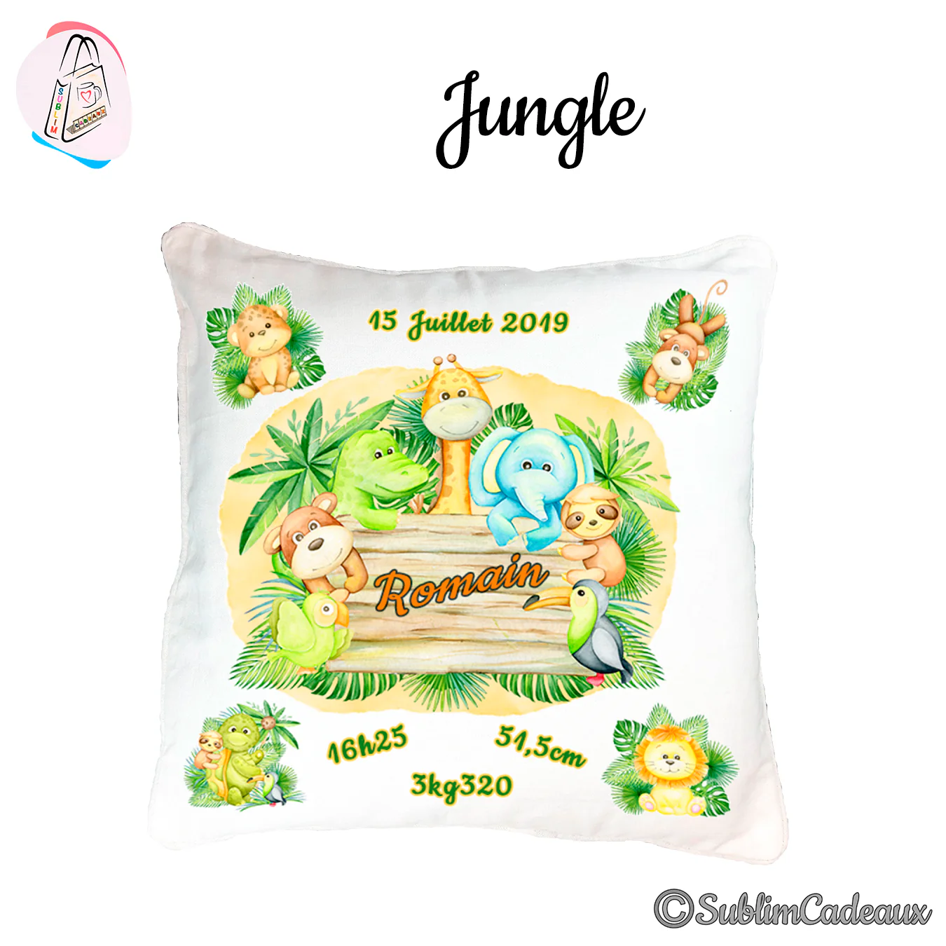 Coussin de naissance blanc imprimé d'animaux de la jungle aquarelle, girafe, éléphant, lion et singes autour d'une pancarte