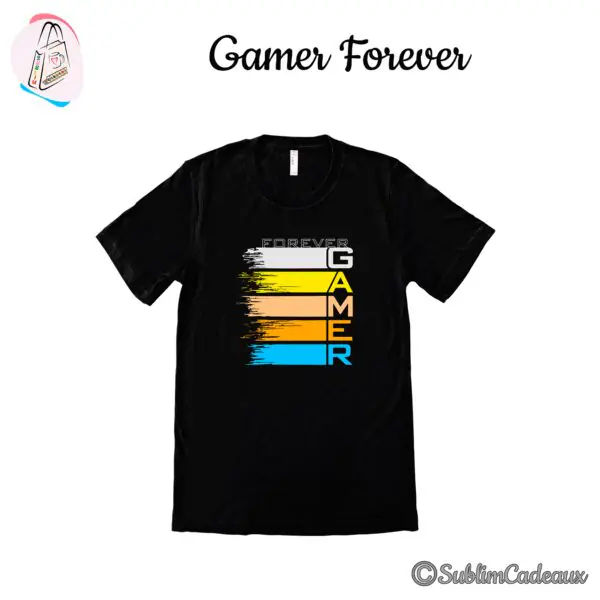 Tee-shirt noir imprimé du visuel Forever Gamer, lettres sur des bandes blanches, jaunes, orange et bleues
