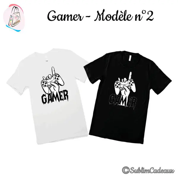 Sur tee-shirts blanc et noir, main tenant une manette de jeu et mot GAMER en lettres gothiques imprimés
