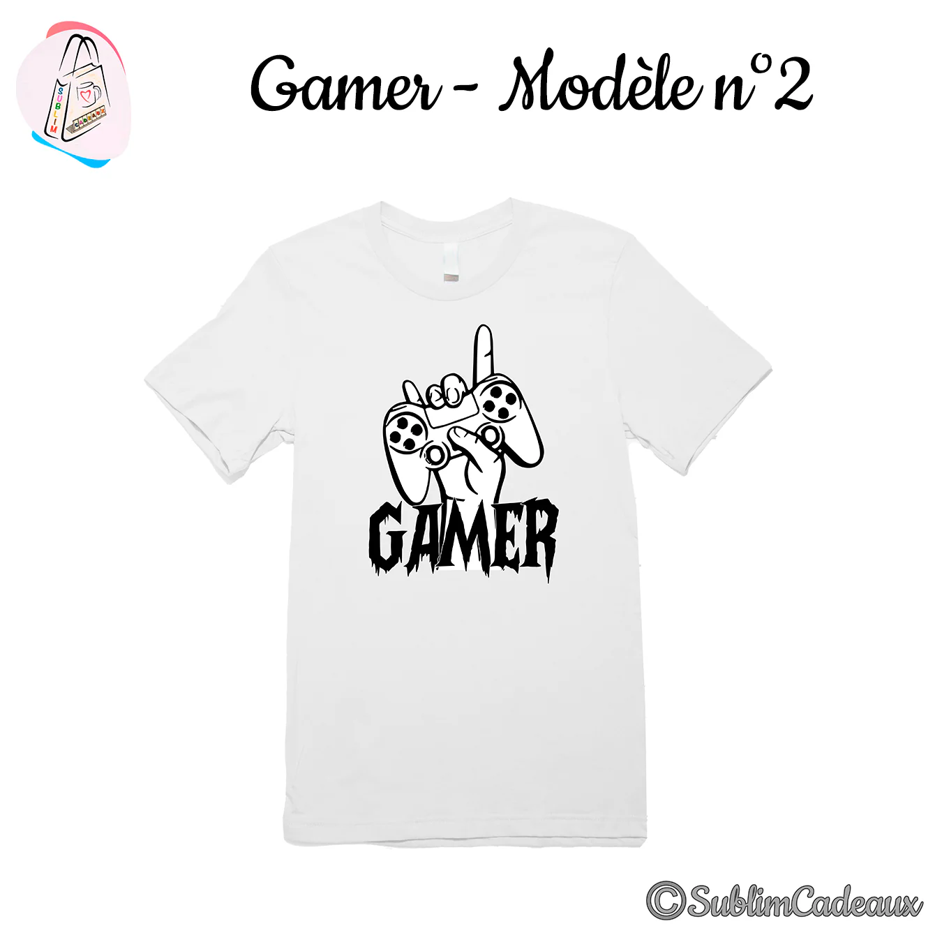 Tee-shirt blanc imprimé en noir d'une main tenant une manette de jeu au-dessus du mot GAMER