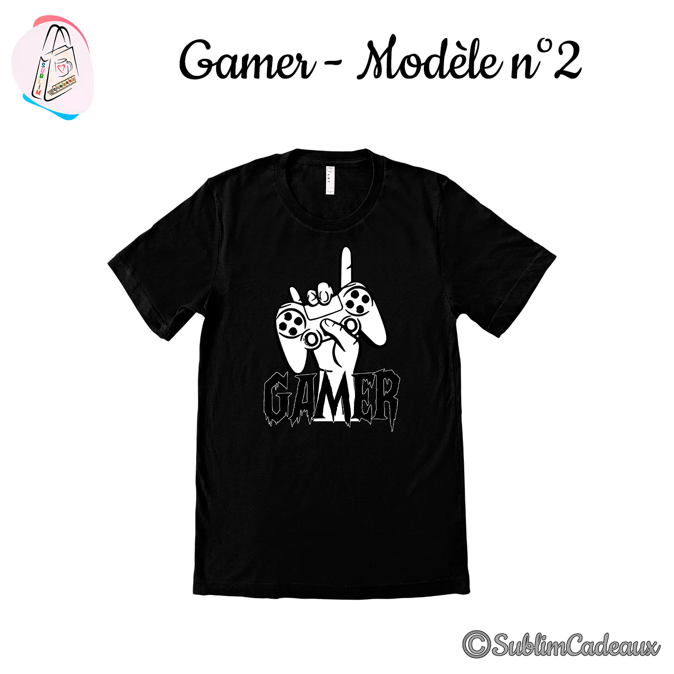 Tee-shirt noir imprimé en blanc d'une main brandissant une manette de jeu vidéo, mot GAMER en dessous