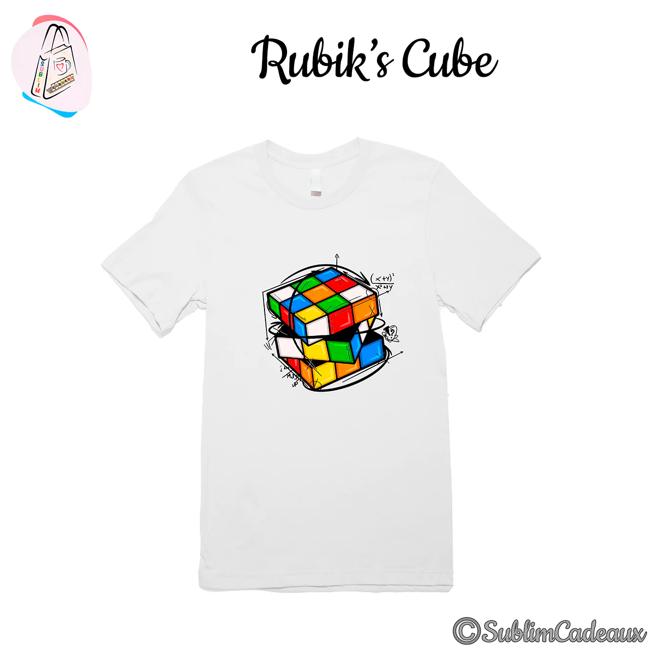 Tee-shirt blanc imprimé d'un cube casse-tête coloré dessiné au trait, entouré de formules mathématiques