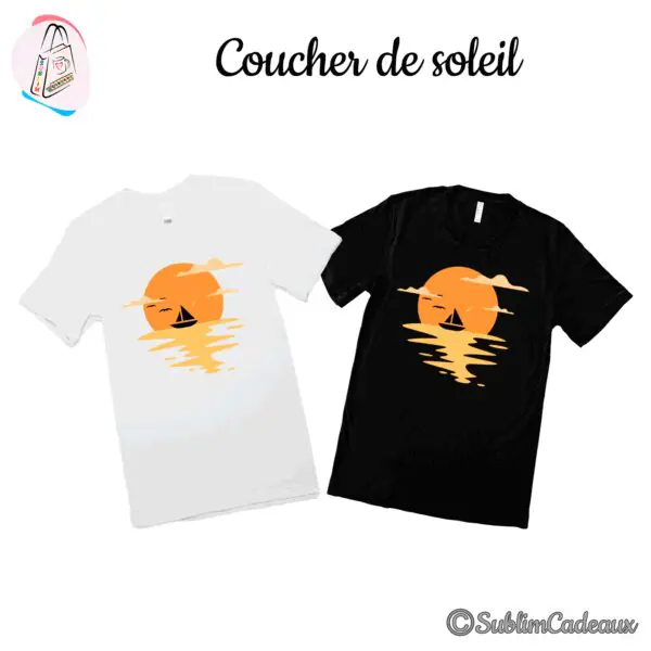 Coucher de soleil orangé avec voilier, nuages et oiseaux imprimé sur deux tee-shirts, un blanc et un noir