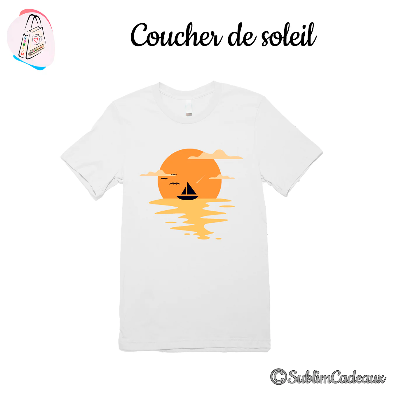 Tee-shirt blanc imprimé d'un coucher de soleil orange avec voilier sombre et reflets sur la mer