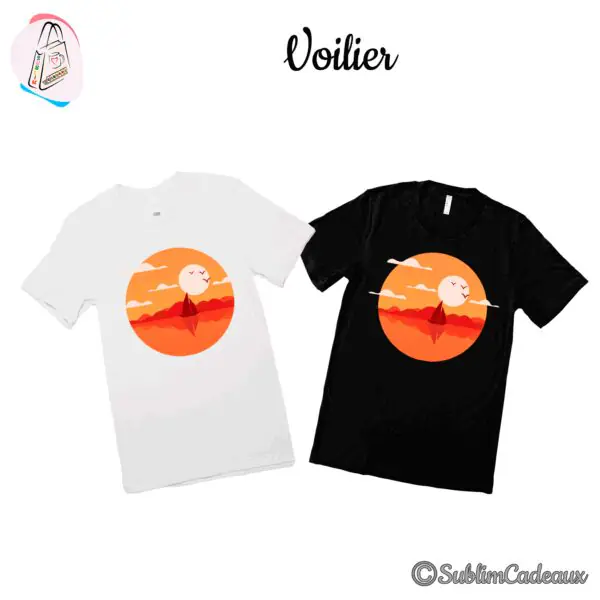 Tee-shirts blanc et noir imprimés d'un médaillon rond : voilier rouge et soleil orangé reflétés sur l'eau
