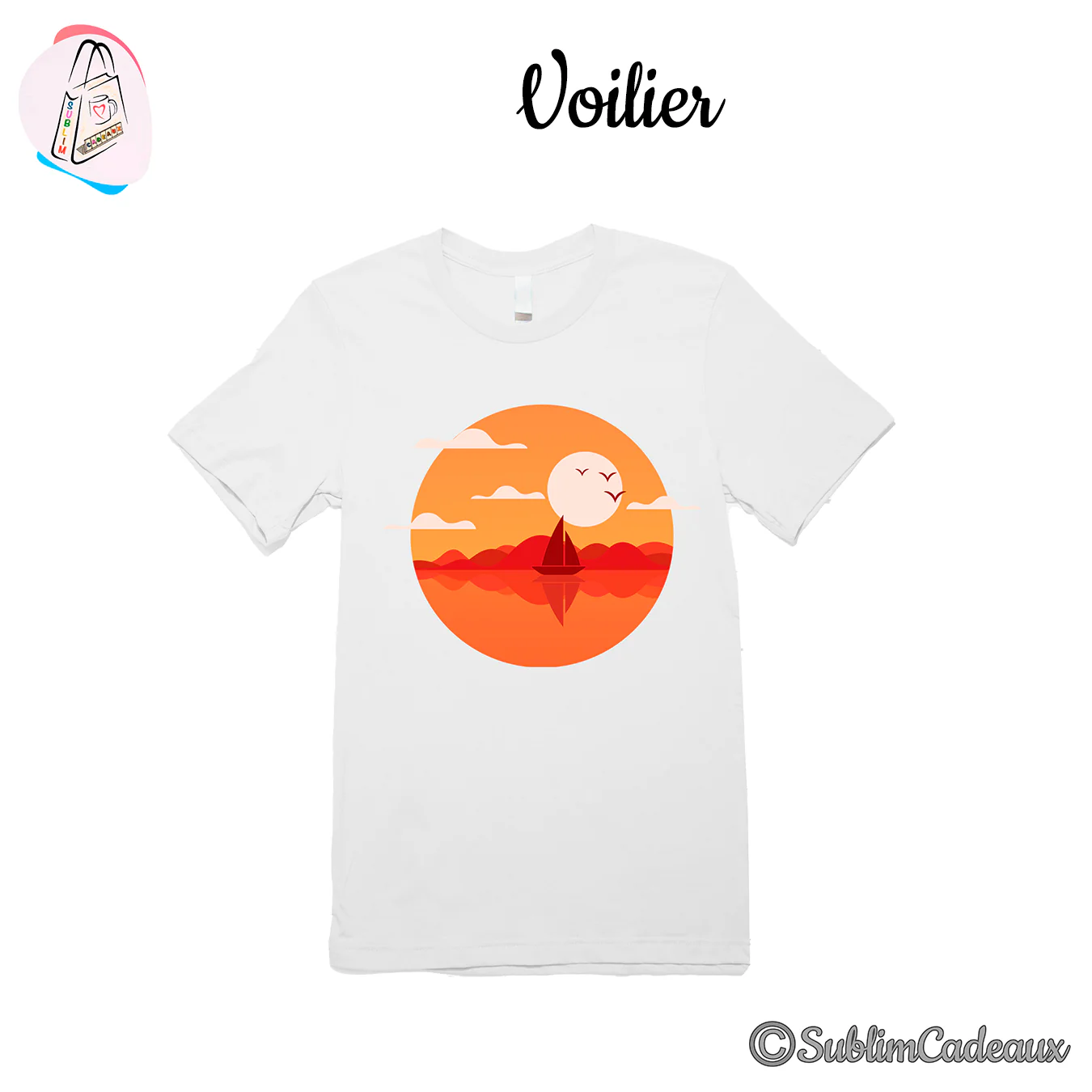 Médaillon rond imprimé sur un tee-shirt blanc montrant un voilier rouge au soleil couchant orangé