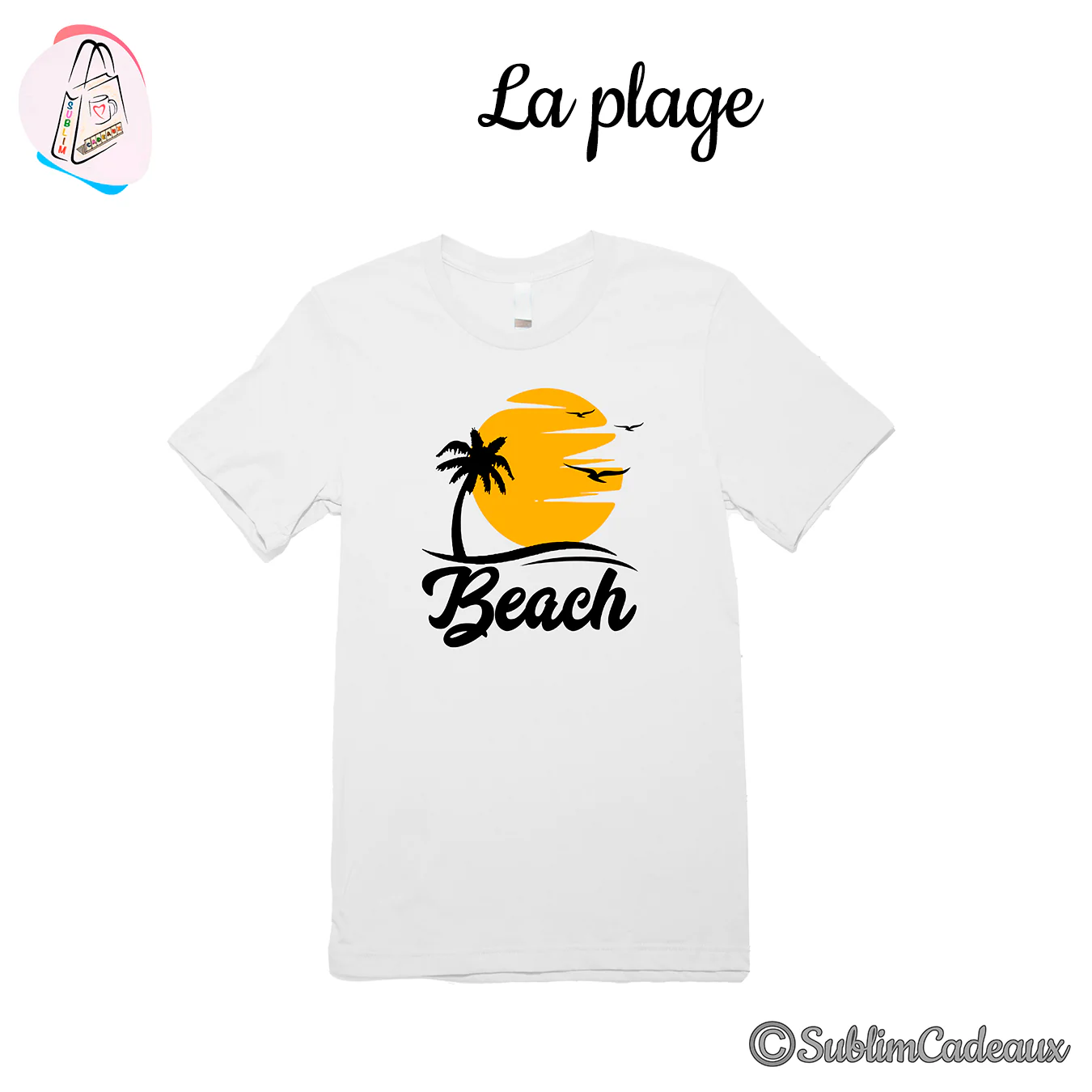 Tee-shirt blanc imprimé d'un palmier noir, d'un soleil orange et du mot « Beach » en écriture cursive