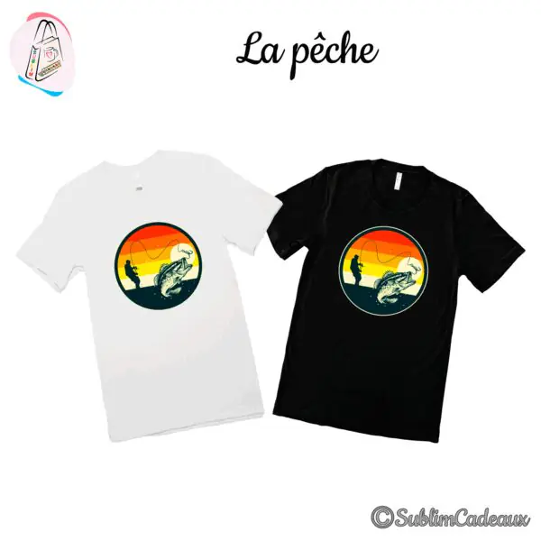 Tee-shirts blanc et noir imprimés d'un médaillon rétro : pêcheur en silhouette et gros poisson bondissant au soleil couchant