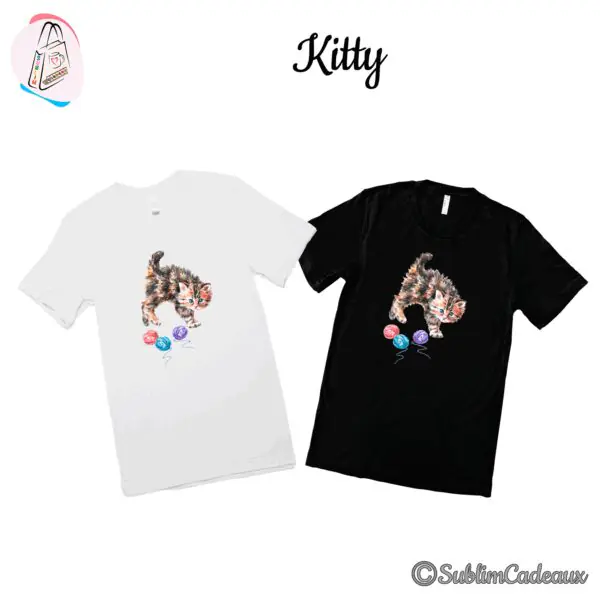 Tee-shirts blanc et noir imprimés d'un chaton tigré à l'aquarelle jouant avec des pelotes de laine rouge, bleue et violette