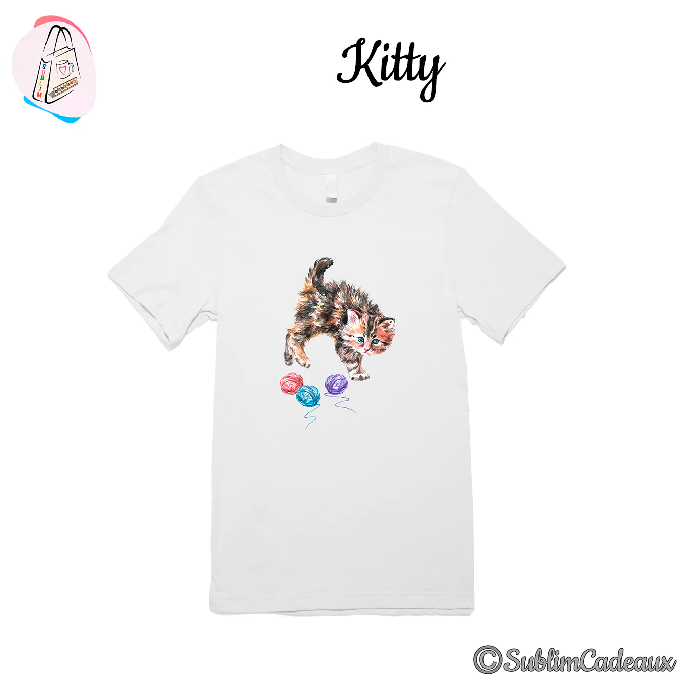 Tee-shirt blanc imprimé d'un chaton tigré à l'aquarelle jouant avec des pelotes de laine colorées