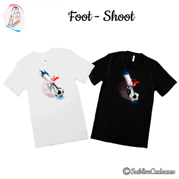 Chaussure frappant un ballon de football dans une traînée bleu, blanc et rouge, imprimée sur deux tee-shirts