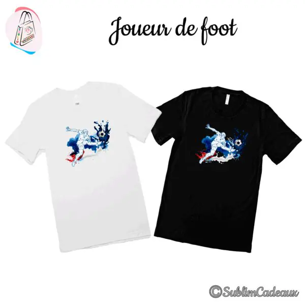 Tee-shirts blanc et noir imprimés d'un footballeur géométrique frappant un ballon, éclaboussures bleu, blanc et rouge