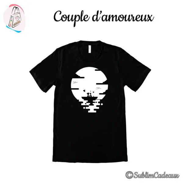Tee-shirt noir imprimé en blanc d'un couple enlacé dans une barque devant une pleine lune, nuages et petits cœurs