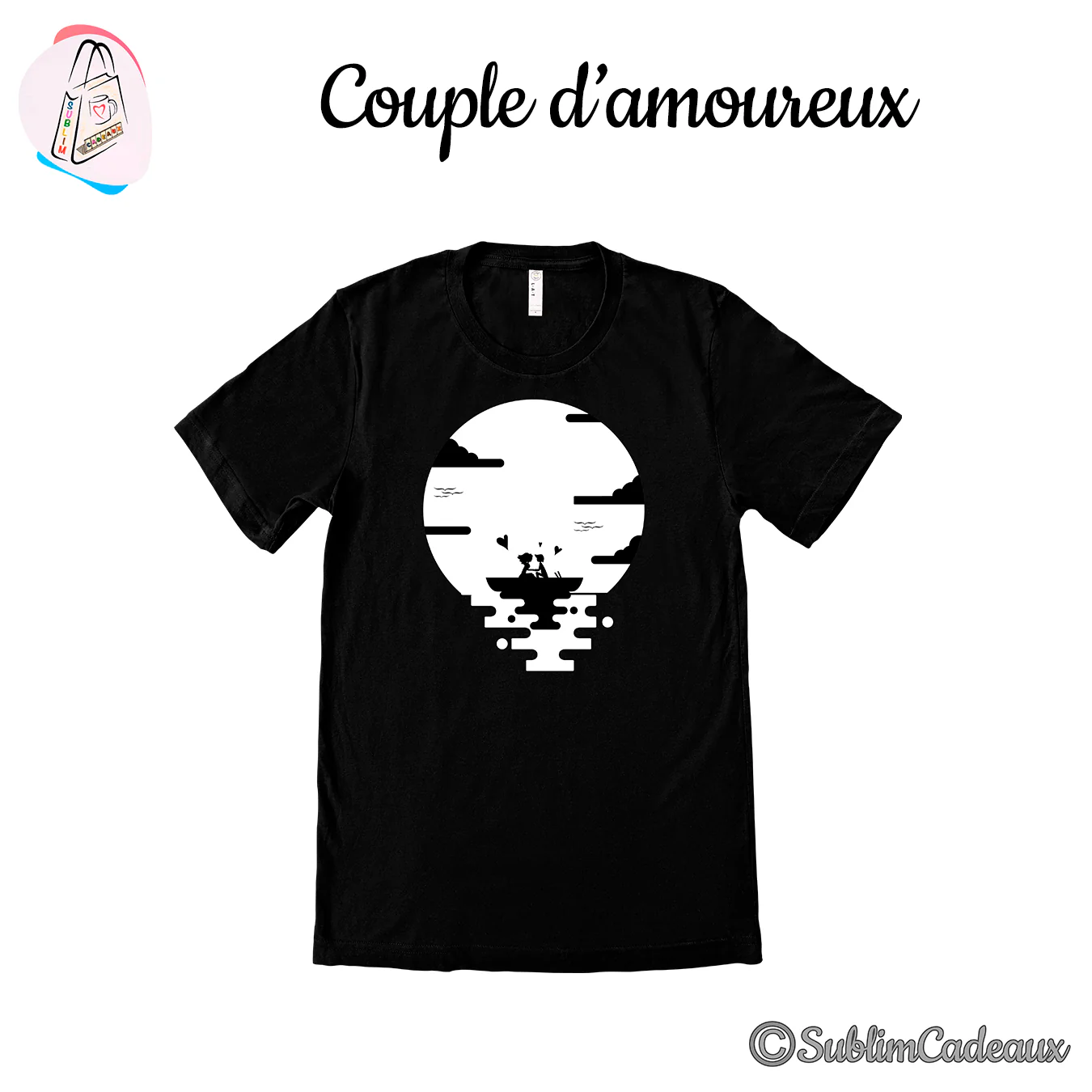 Tee-shirt noir imprimé en blanc d'un couple enlacé dans une barque devant une pleine lune, nuages et petits cœurs
