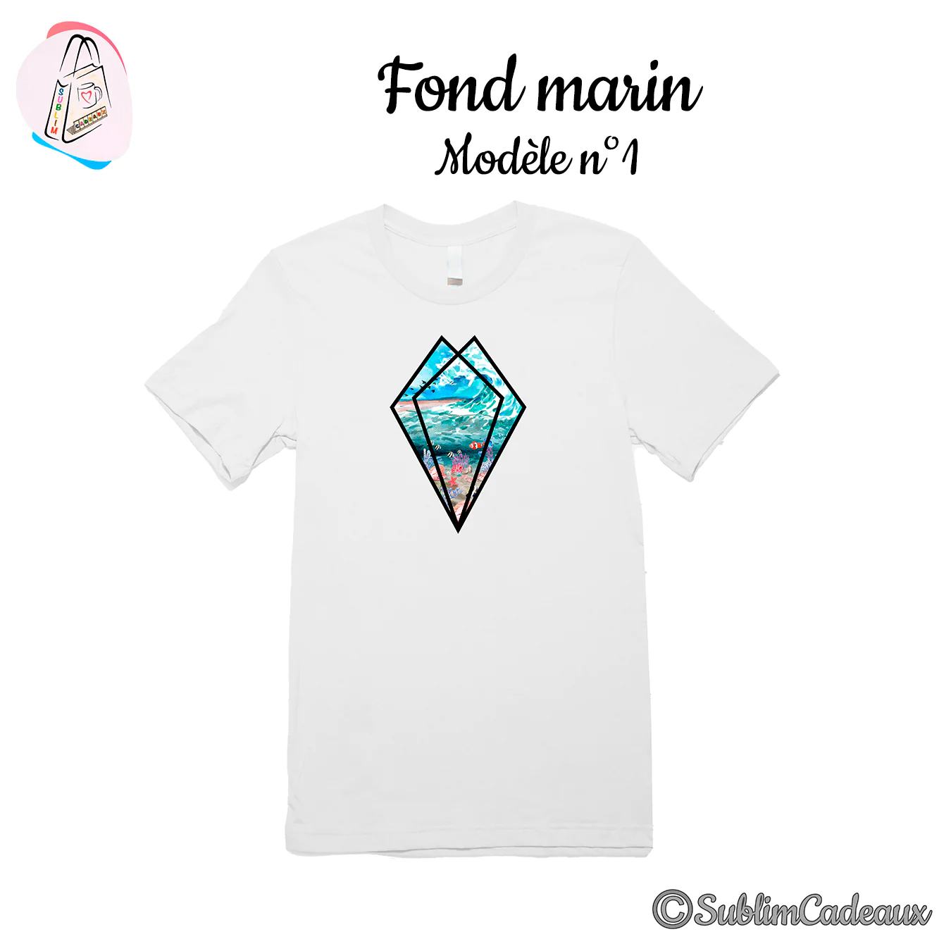 Tee-shirt blanc imprimé d'un losange révélant un paysage marin avec vagues, coraux et poissons