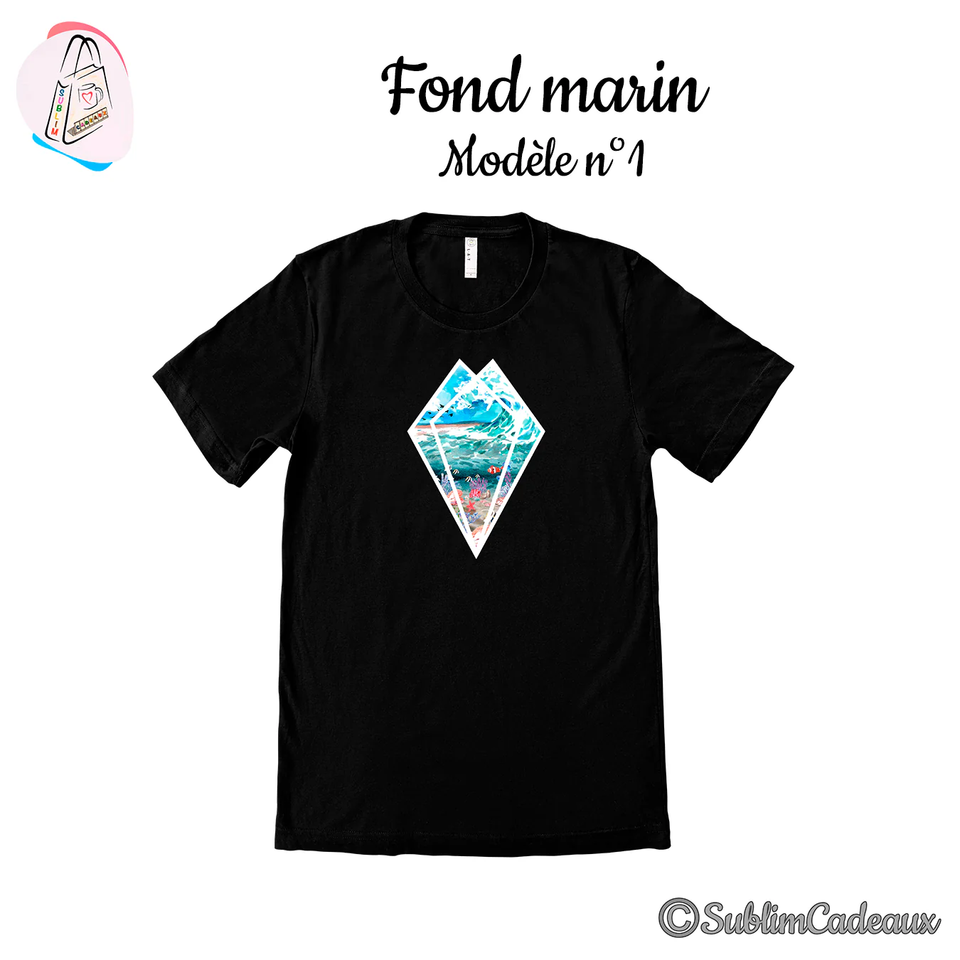 Tee-shirt noir imprimé d'un losange ouvrant sur un fond marin, vagues turquoise, coraux et poissons