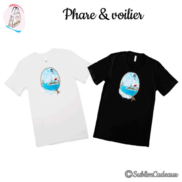 Tee-shirts blanc et noir imprimés d'un phare à toit rouge sur un îlot, voilier et mer bleue, cadre ovale