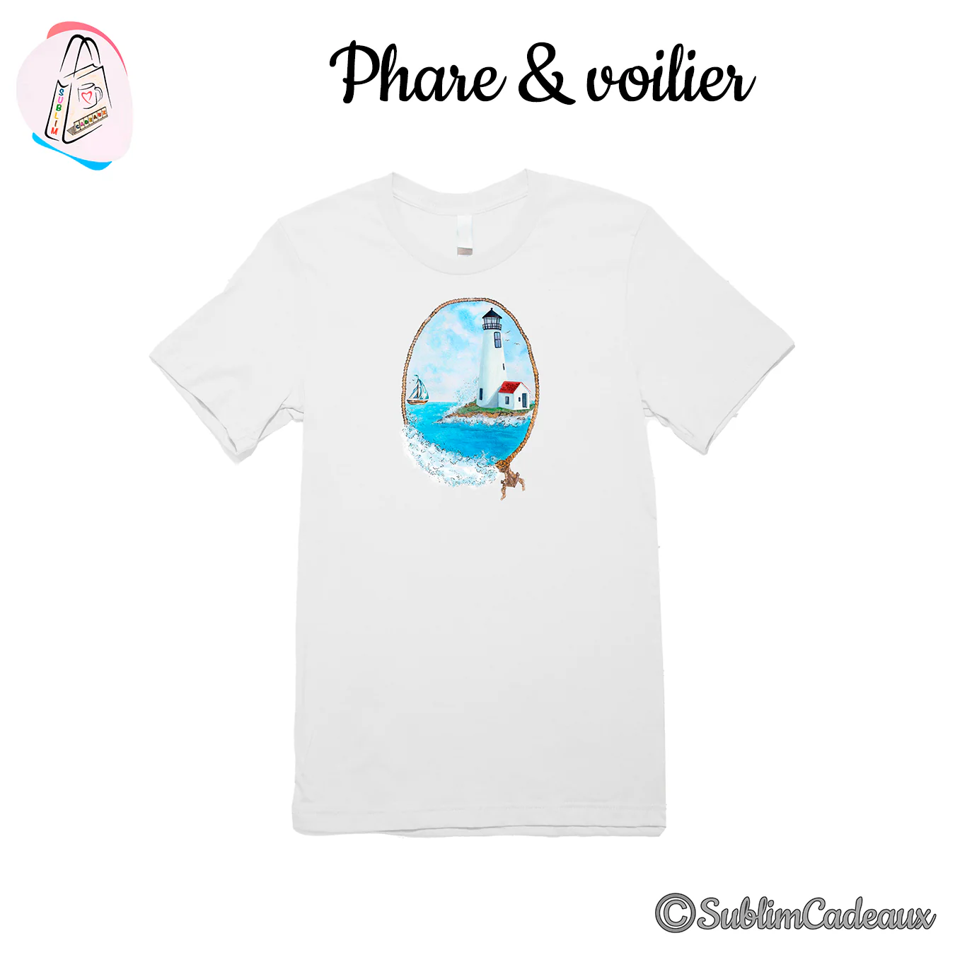 Tee-shirt blanc orné d'un phare et d'un voilier dans un cadre ovale en corde, mer bleue