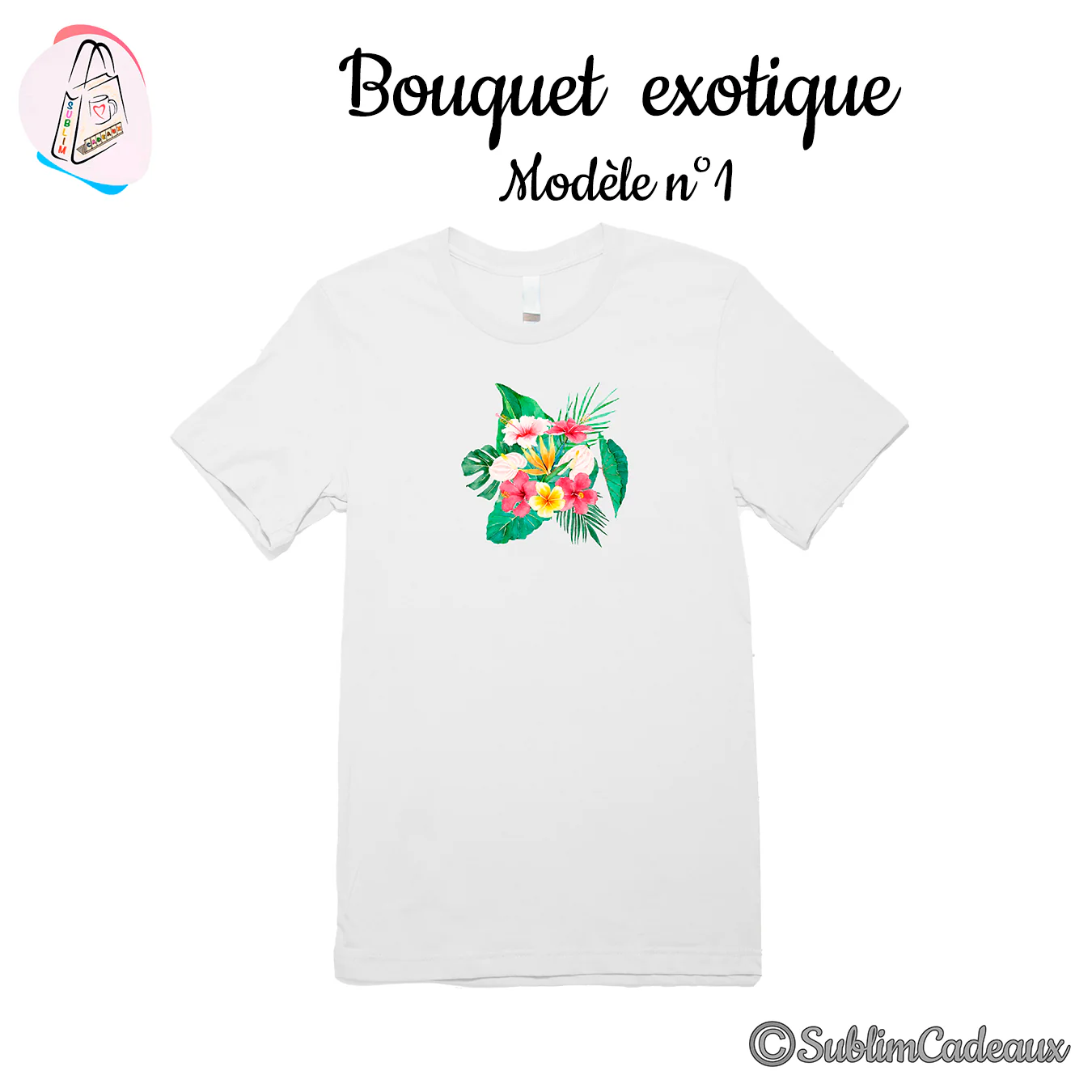 Bouquet tropical d'hibiscus roses et rouges et de feuillage exotique imprimé sur un tee-shirt blanc