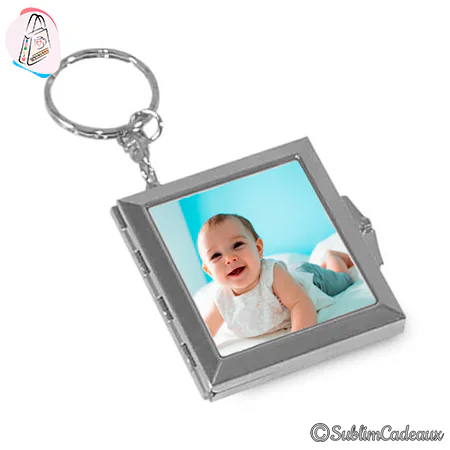 Porte-clés carré façon cadre photo métallique montrant l'image d'un bébé souriant sur fond bleu