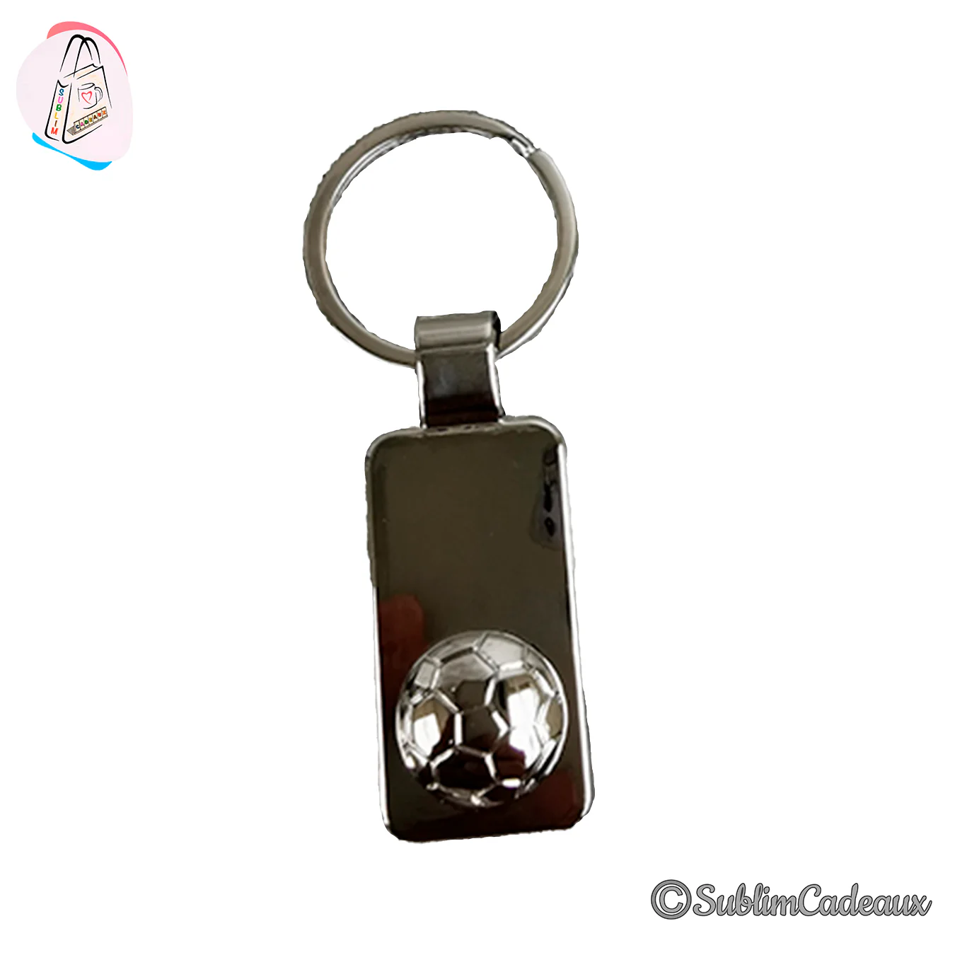 Porte-clés rectangulaire en métal chromé brillant orné d'un ballon de football en relief