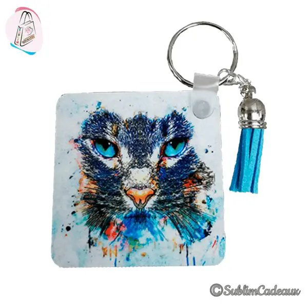 Porte-clés carré imprimé d'un portrait de chat façon aquarelle aux yeux bleus, avec pompon turquoise