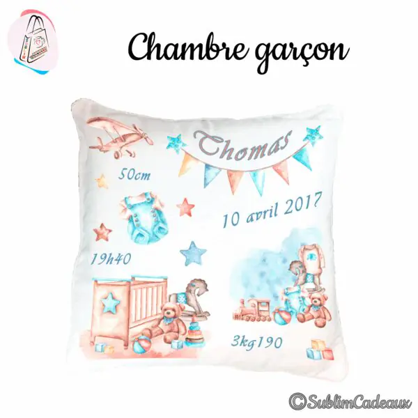 Coussin de naissance blanc imprimé d'une chambre de bébé garçon aquarelle : avion, lit, cheval à bascule, ourson et fanions