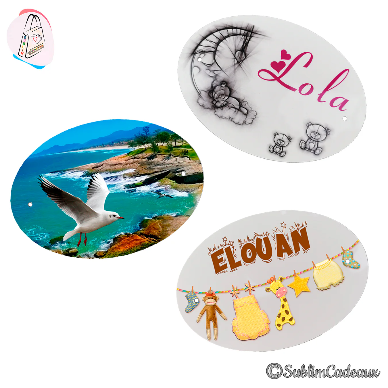Trois plaques de porte ovales imprimées : prénoms Lola et Elouan en décor enfantin, et une mouette au-dessus d'une côte rocheuse