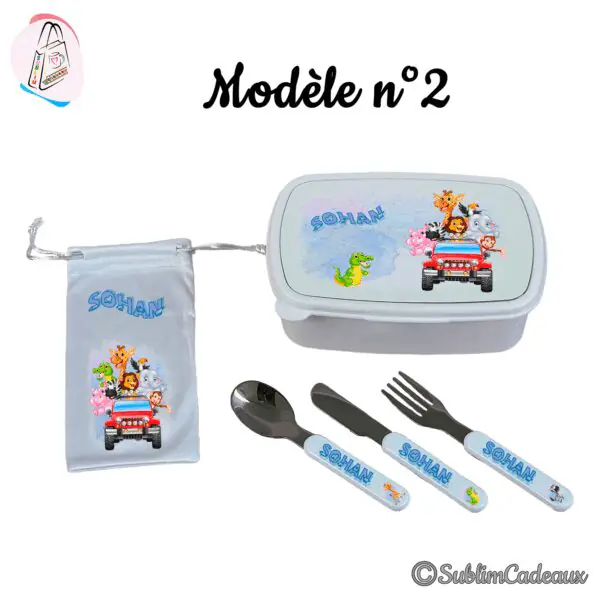 Coffret repas enfant : boîte, pochette et couverts imprimés d'animaux de la savane dans un 4x4 rouge, girafe, lion, éléphant