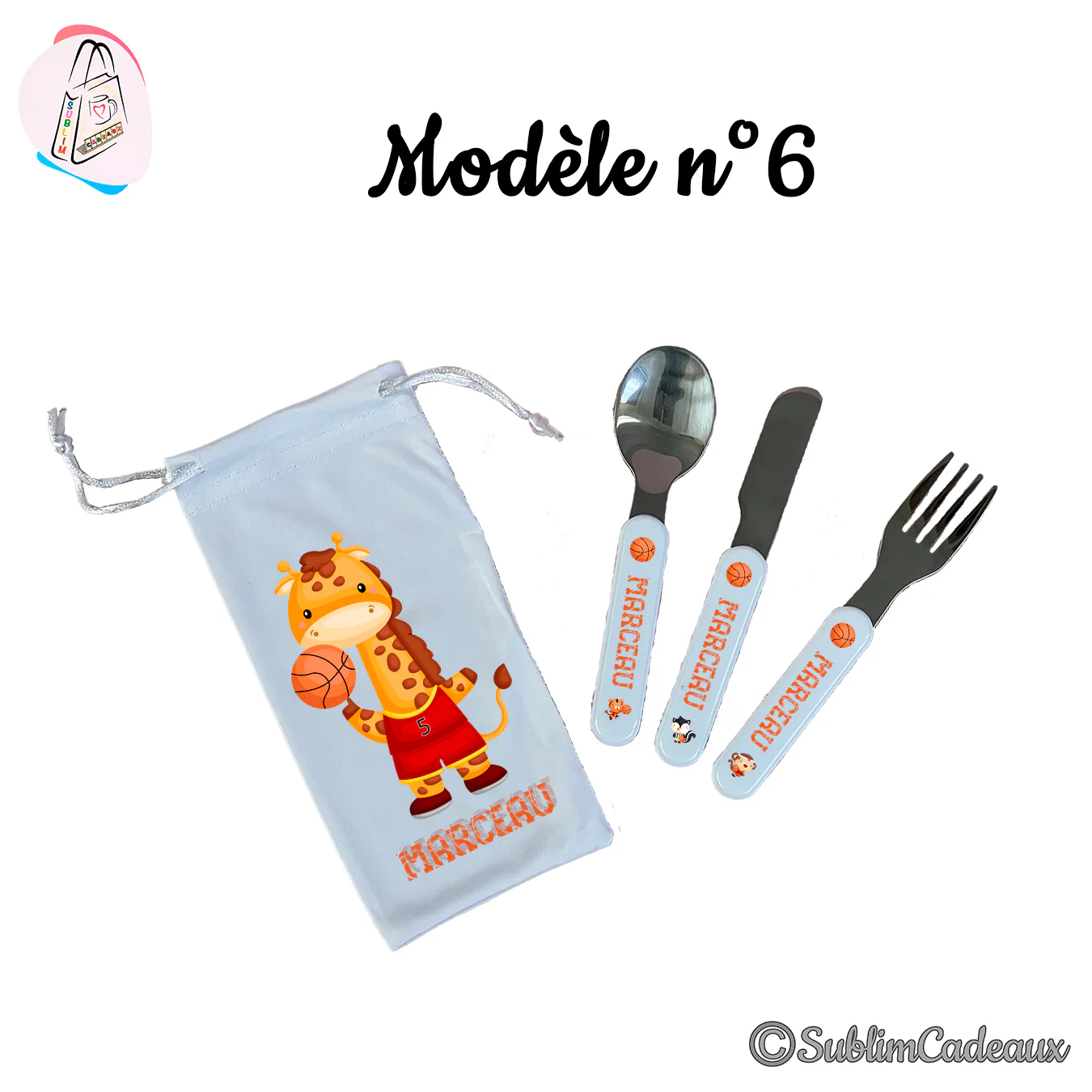 Couverts enfant en inox et pochette assortie, imprimés d'une girafe basketteuse en maillot rouge avec un ballon