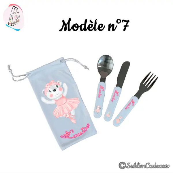 Couverts enfant en inox et pochette imprimés d'une ourse danseuse en tutu rose sur fond bleu clair