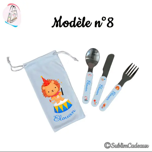 Set de couverts enfant en inox et pochette bleue, imprimés d'un lion de cirque à chapeau sur un tambour