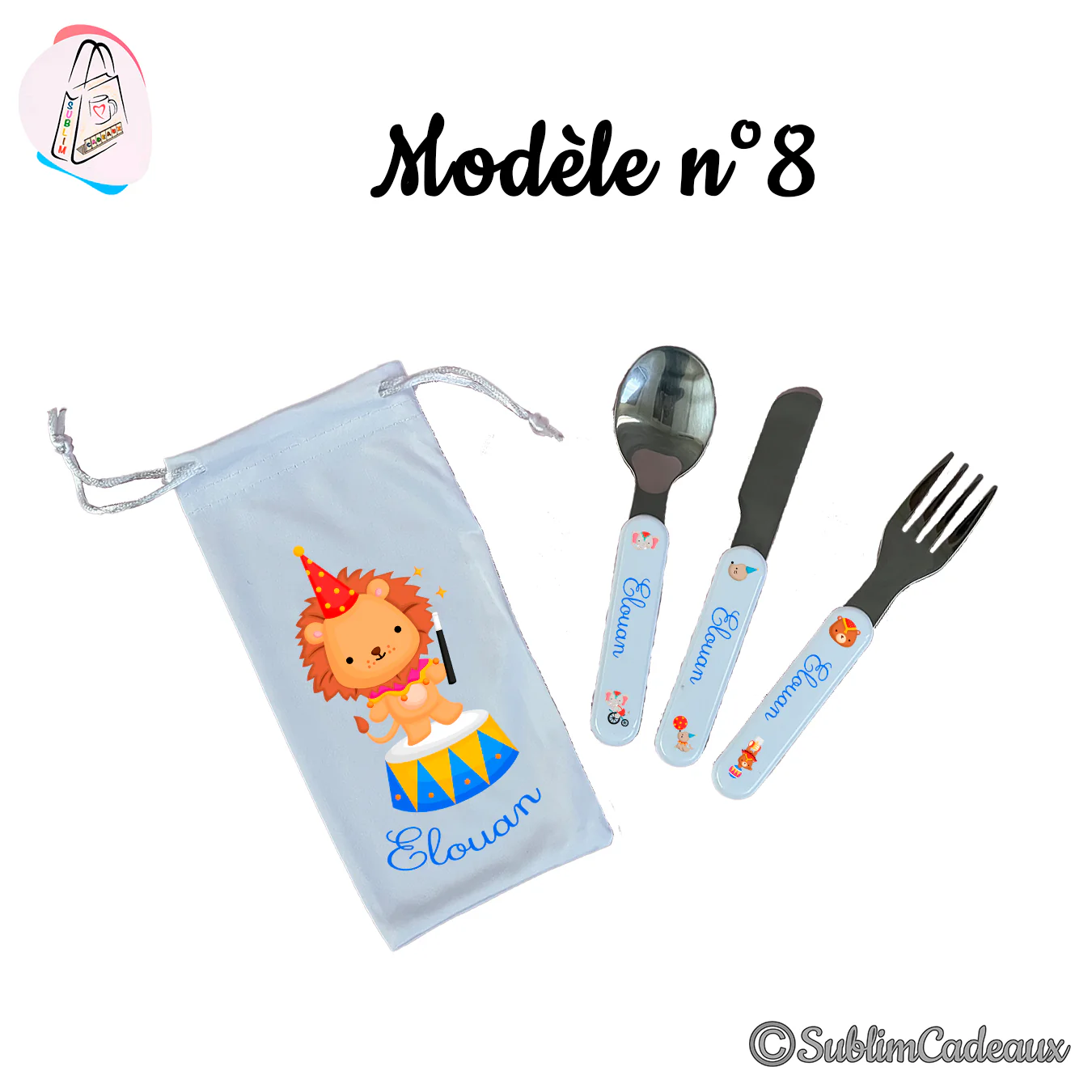 Set de couverts enfant en inox et pochette bleue, imprimés d'un lion de cirque à chapeau sur un tambour