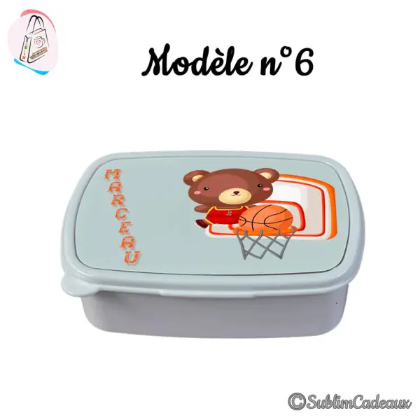 Boîte à goûter grise imprimée d'un ourson en maillot rouge jouant au basket devant un panier
