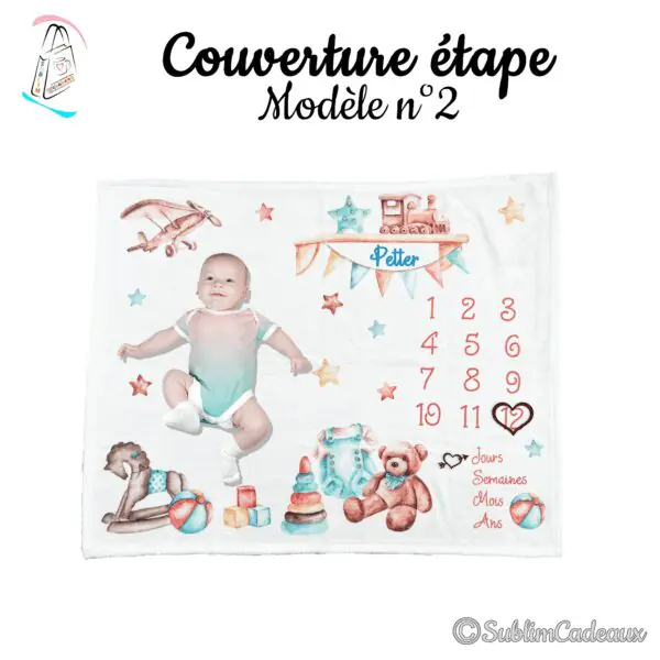 Couverture étape blanche imprimée de jouets vintage aquarellés: avion, train, cheval à bascule et ourson, chiffres 1 à 12