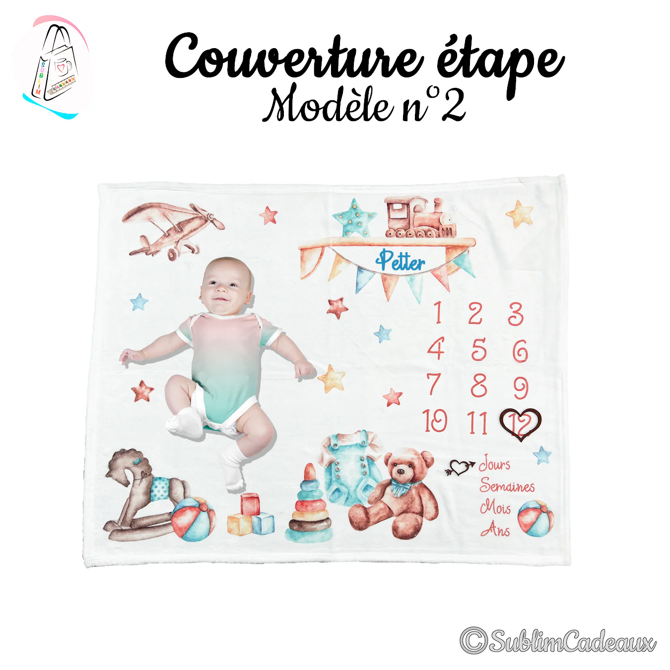 Couverture étape blanche imprimée de jouets vintage aquarellés: avion, train, cheval à bascule et ourson, chiffres 1 à 12