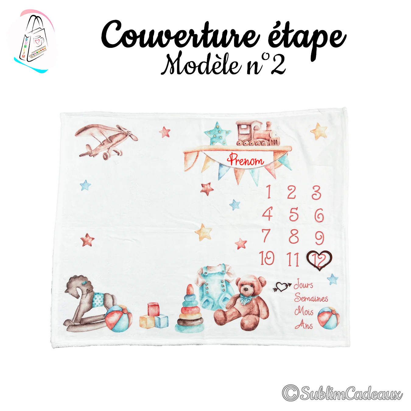 Couverture étape bébé blanche imprimée de jouets anciens, avion, train, ours et chiffres 1 à 12 en corail