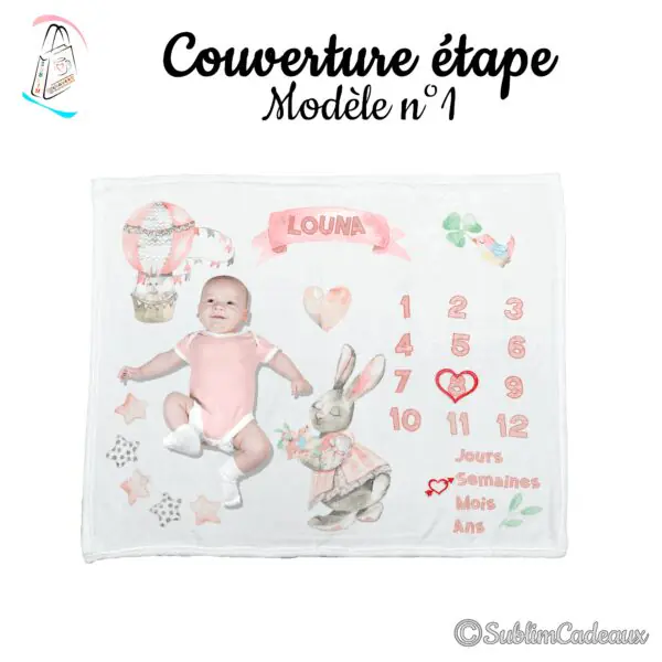 Couverture étape blanche imprimée d'une montgolfière, d'un lapin fleuri et d'étoiles roses, avec les chiffres 1 à 12