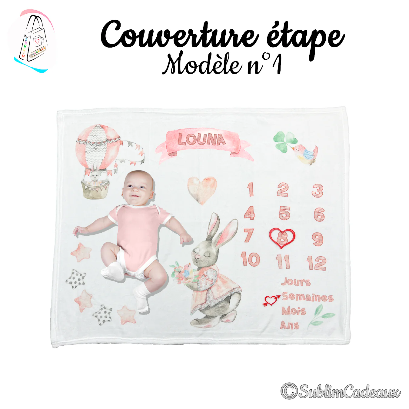 Couverture étape blanche imprimée d'une montgolfière, d'un lapin fleuri et d'étoiles roses, avec les chiffres 1 à 12