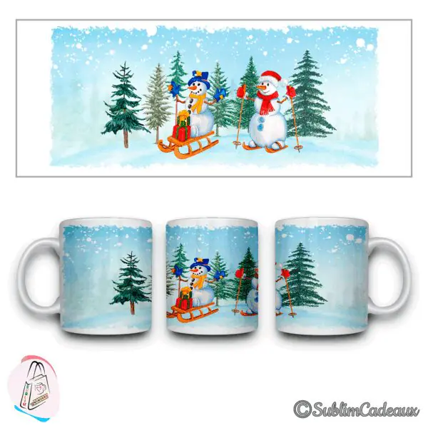 Mug en céramique blanche imprimé d'une scène d'hiver avec deux bonshommes de neige, luge et skis parmi les sapins enneigés