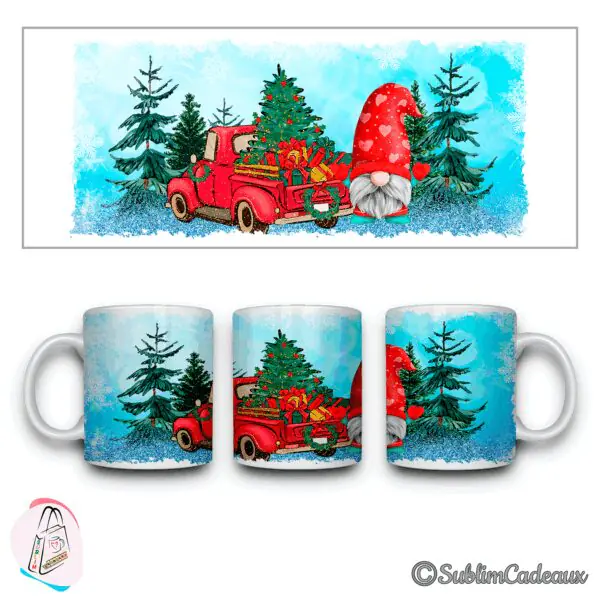 Mug en céramique imprimé d'un pick-up rouge chargé d'un sapin et de cadeaux, avec un lutin à bonnet rouge parmi les sapins