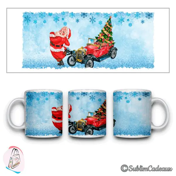 Mug en céramique imprimé du Père Noël poussant une vieille voiture rouge chargée d'un sapin décoré, fond bleu givré