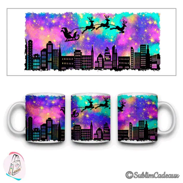 Mug en céramique imprimé d'une ville en silhouette et du traîneau du Père Noël survolant un ciel étoilé multicolore