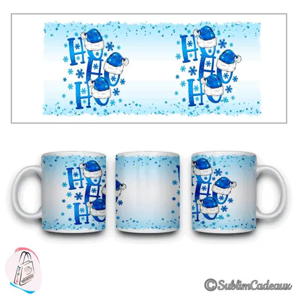 Mug en céramique imprimé d'un HO HO HO bleu coiffé de bonnets de Noël, avec des flocons sur fond bleu givré