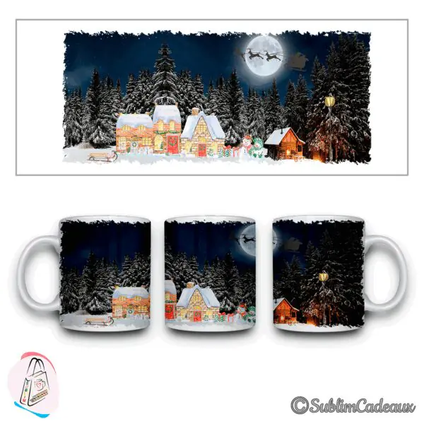 Mug en céramique imprimé d'un village enneigé la nuit: maisons illuminées, bonhomme de neige, pleine lune et traîneau