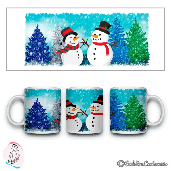 Mug en céramique imprimé de deux bonshommes de neige à chapeau et écharpe, entourés de sapins scintillants bleus et verts