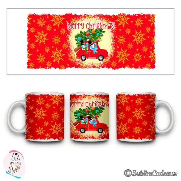 Mug rouge à flocons dorés imprimé de deux bonshommes de neige en voiture chargée d'un sapin, texte Merry Christmas