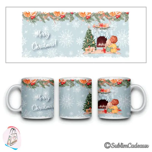 Mug en céramique imprimé d'un enfant devant une cheminée et un sapin décoré, guirlande d'oranges séchées et flocons