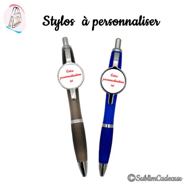 Deux stylos à bille à personnaliser, l'un gris fumé, l'autre bleu, avec un médaillon rond sur le clip